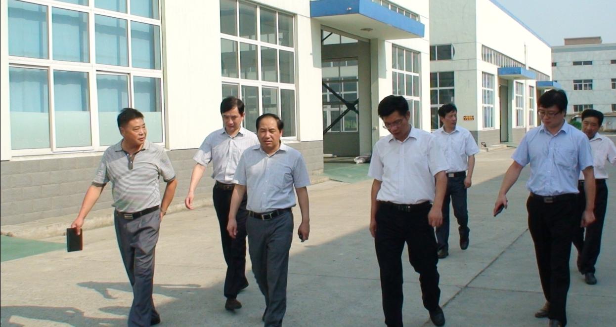 On July 22,2014,Mr.Sun Yaocan, the Secretary municipal Committee of CPC, paid a visit to our factory. This delegation was accompanied by the CEO Mr. Li Weiwei during this visit.        Mr.Li Weiwei gave a report on Veik’s development and future plan to this delegation, he also answered many questions raised by the delegation. The delegation praised of the development of Veik, hoping that Veik would make more progress, to increase the market share, to expand business ranges in the future.      Secretary Municipal Committee of the CPC Mr.Sun Yaocan visited Veik factory in hot summer    Secretary Municipal Committee of the CPC visited the weaving workshop